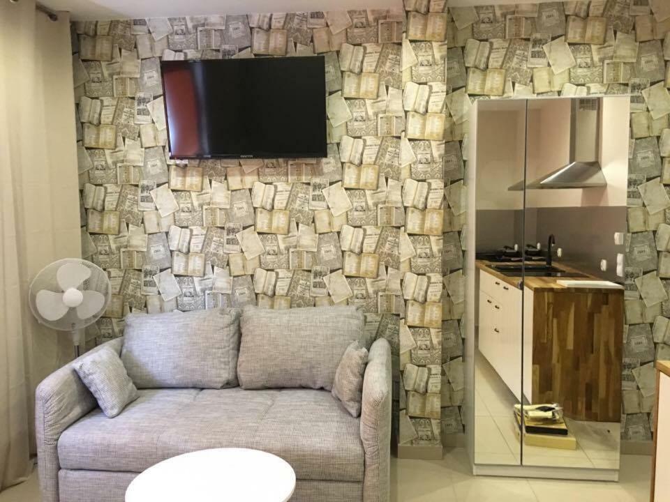 Apartment 66 C *